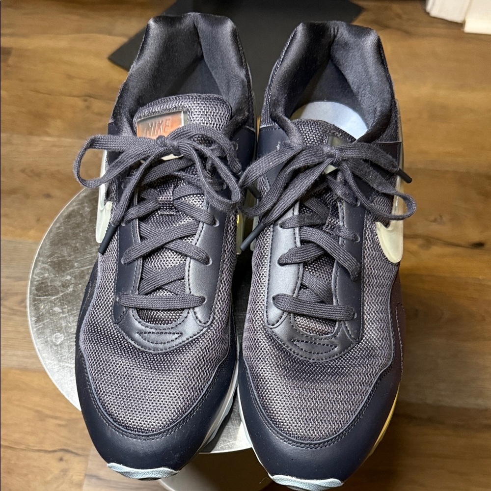 Nike Black and White Athletic Shoes - Picture 7 of 15